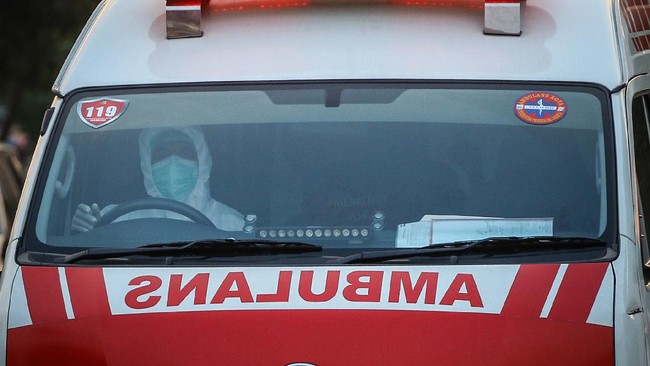Aksi pelemparan batu dilakukan karena puluhan warga menolak prosedur pemakaman salah satu warga yang meninggal dengan protokol kesehatan Covid-19.