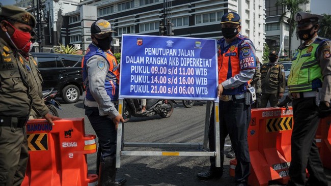 Bandung resmi memberlakukan sistem buka tutup jalan mulai Jumat (18/9). Selain kendaraan bermotor, sepeda juga dilarang melintas.
