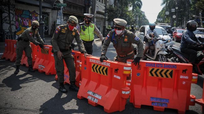 5 Ruas Jalan di Medan Ditutup pada Malam Tahun Baru 2021 Satlantas Polrestabes Medan menutup lima ruas jalan di pusat Kota Medan pada malam tahun baru 2021 untuk mencegah kerumunan.