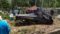 Hilang Kendali, Pikap Tabrak Becak hingga Terobos Pemakaman di Polman