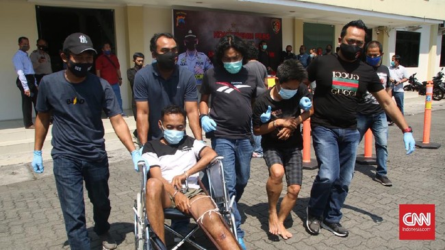 Polisi mengungkap modus pembobolan kartu ATM yang terbilang baru, yakni memasang lem di slot kartu agar nasabah menyangka kartunya tertelan.