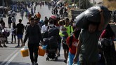 FOTO: Migran Korban Kebakaran di Yunani Pindah ke Kamp Baru Ribuan migran korban kebakaran di kamp pengungsian Moria, Pulau Lesbos, Yunani mulai dipindahkan ke penampungan sementrara di Kara Tepe.