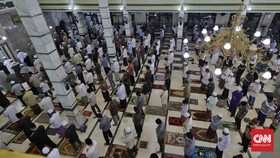 FOTO: Masjid Tetap Gelar Salat Jumat di Masa PSBB Total