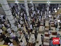 FOTO: Masjid Tetap Gelar Salat Jumat di Masa PSBB Total