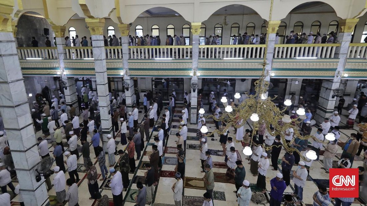 FOTO: Masjid Tetap Gelar Salat Jumat di Masa PSBB Total
