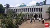 FOTO: Masjid Tetap Gelar Salat Jumat di Masa PSBB Total Masjid-masjid di Jakarta telah diminta mengurangi operasionalnya di masa PSBB yang diperketat. Namun hari ini, sejumlah masjid tetap menggelar Salat Jumat.