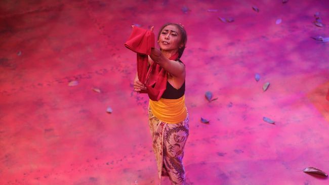 Pertunjukan teater Srintil (Tembang Duka Seorang Ronggeng) produksi ArtSwara akan ditayangkan streaming pada akhir pekan ini, Sabtu dan Minggu, pukul 15.00 WIB.