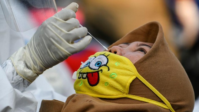 Kemenkes menetapkan harga tertinggi tes swab sebesar Rp900 ribu demi mendorong tes mandiri dan memudahkan penelusuran kontak kasus Covid-19.