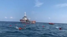 VIDEO: Kapal Terdampar, 75 Imigran Lompat ke Laut