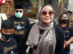 Yan Vellia Ajak Anak Nyekar ke Makam Didi Kempot