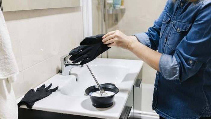 7 Tips Mewarnai Rambut Sendiri di Rumah, Yuk Coba!