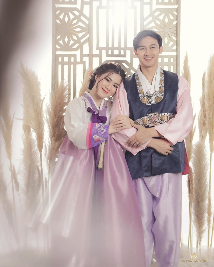 Foto Prewedding Caesar Hito dan Felicya Angelista Pakai Hanbok - Foto 1