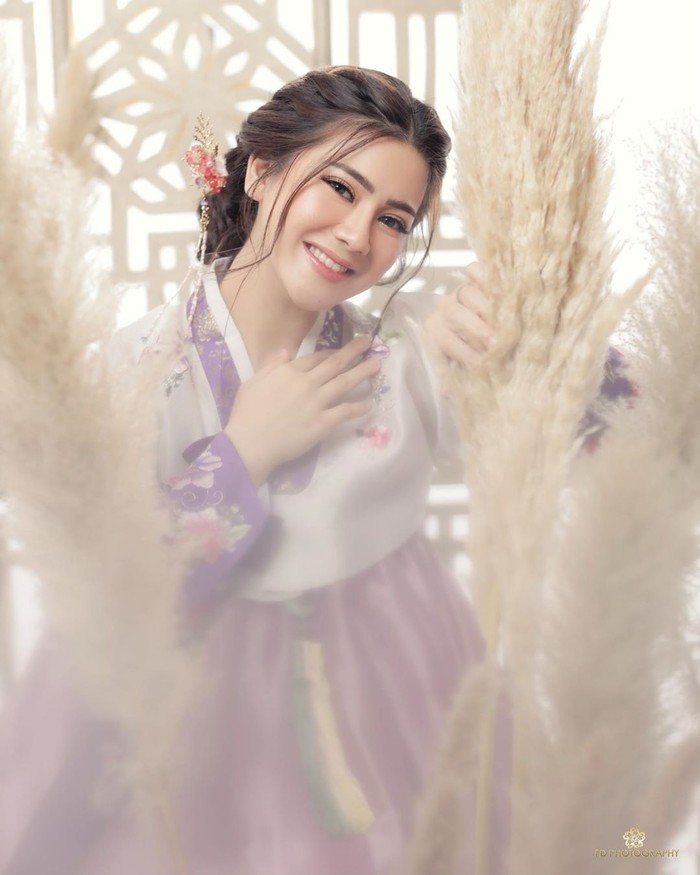 Sementara Felicya terlihat sangat cantik dengan tatanan rambut dutch braids dan warna hanbok pastel yang terlihat soft namun elegan. Makeup ala Korea dengan look natural juga menambah kesan fresh dan cantik. Riasan ini adalah hasil dari tangan MUA Vuva. (foto: instagram.com/felicyangelista)