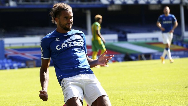 Penyerang Everton Dominic Calvert-Lewin untuk sementara unggul dari tiga striker papan atas dalam daftar top skor Liga Inggris.