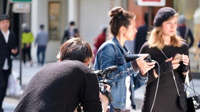 Enak Nggak Enaknya Pacaran dengan Youtuber. Pahami Dunia Mereka