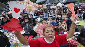 FOTO : Gelombang Unjuk Rasa Pro-Demokrasi di Thailand