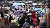 FOTO : Gelombang Unjuk Rasa Pro-Demokrasi di Thailand Warga Thailand turun ke jalan, Sabtu (19/9) sore, untuk menyerukan Perdana Menteri Prayut Chan-O-Cha turun dari kekuasaan dan menuntut reformasi monarki.