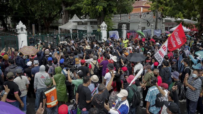 Mahasiswa protes dibubarkan, bahkan mencabut kabel mikrofon petugas saat menyerukan massa membubarkan diri.