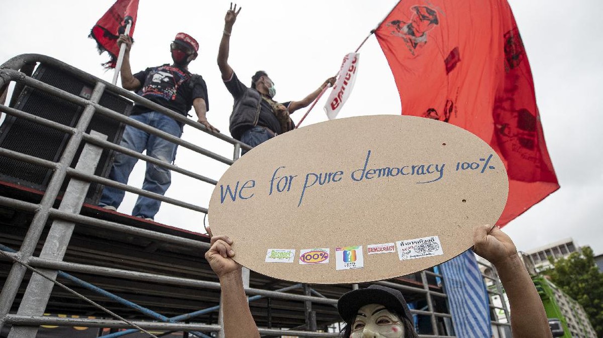FOTO : Gelombang Unjuk Rasa Pro-Demokrasi di Thailand