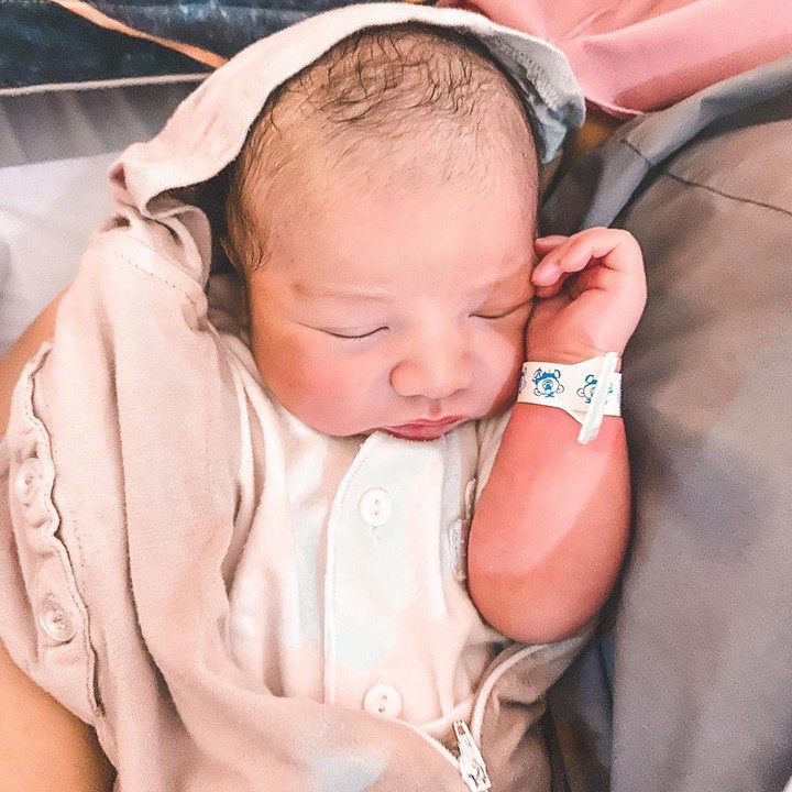 Air tertidur pulas dalam gendongan Ayah Ammar. Wajahnya terlihat sangat menggemaskan ya. (Foto: Instagram @ammarzoni)