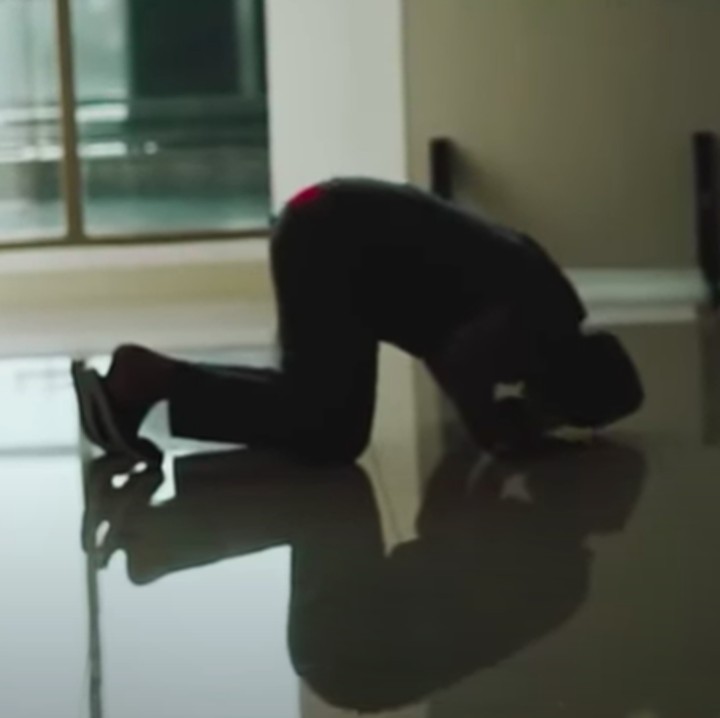 Ammar yang takut darah pun menangis bahagia setelah Air lahir ke dunia. Sujud syukur langsung ia lakukan di rumah sakit, Bunda. (Foto: YouTube Aish TV)