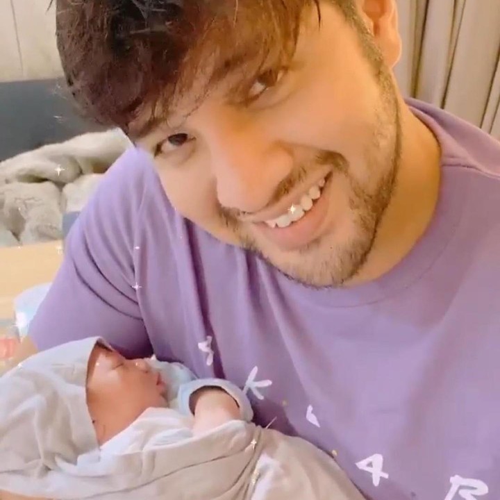 Ayah Ammar pun terlihat tersenyum lega melihat si kecil Air terlahir dengan sehat dan tak kekurangan apapun. Selamat ya Irish dan Ammar. (Foto: Instagram@ammarzoni_irisbella)