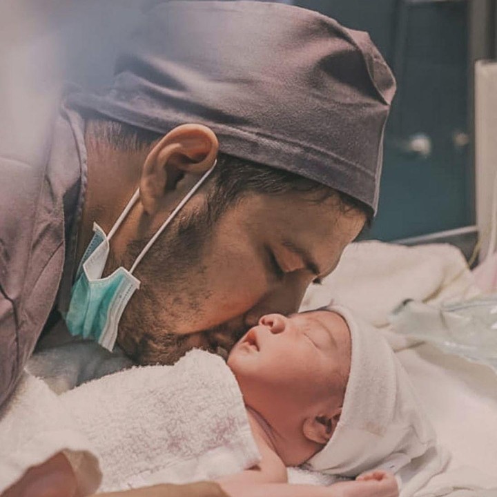 Momen Ammar mengadzani Air pun membuat hati netizen tersentuh. Banyak doa dan pujian dilontarkan netizen melihat foto ini. (Foto: Instagram @ammarzoni)