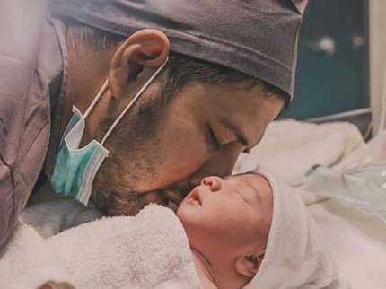 7 Potret Haru Ammar dan Irish Sambut Anak Ketiga Diiringi Tangis Bahagia