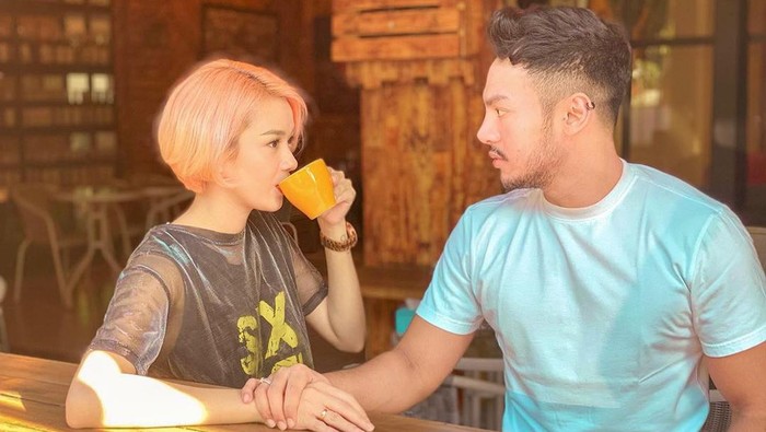 Jarang Terekspos, Ini Potret Kebersamaan Dara The Virgin dan Kekasih