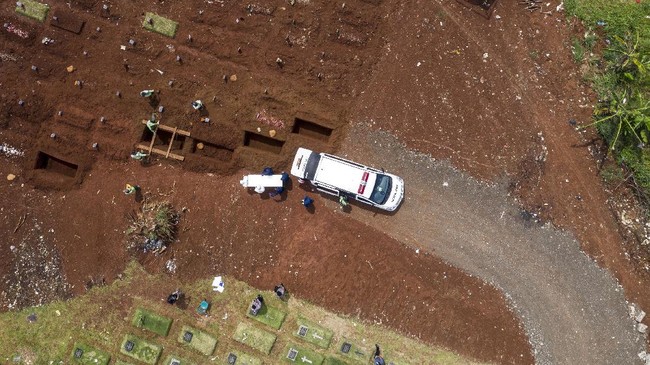 Keluarga di Limapuluh Kota, Sumatera Barat mengambil paksa jenazah positif covid-19 karena tersinggung dengan pihak rumah sakit.