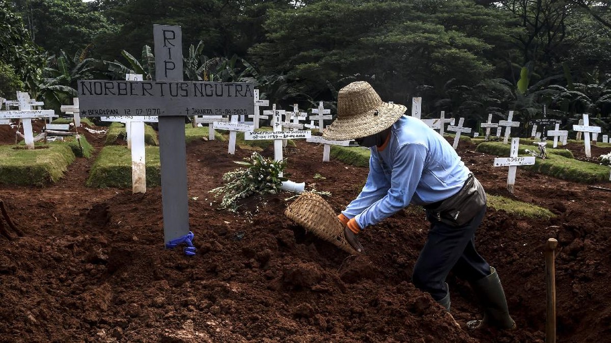 FOTO: Penggali Kubur, Pahlawan di Tengah Pandemi Covid-19
