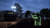 FOTO: Penggali Kubur, Pahlawan di Tengah Pandemi Covid-19 Petugas pemakaman mencurahkan tenaga menyiapkan lubang makam bagi korban Covid-19.