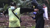 FOTO: Penggali Kubur, Pahlawan di Tengah Pandemi Covid-19 Petugas pemakaman mencurahkan tenaga menyiapkan lubang makam bagi korban Covid-19.