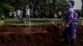 FOTO: Penggali Kubur, Pahlawan di Tengah Pandemi Covid-19 Petugas pemakaman mencurahkan tenaga menyiapkan lubang makam bagi korban Covid-19.
