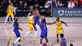 FOTO: Lakers Lumat Nuggets di Gim 1 Final Wilayah Barat NBA Los Angeles Lakers menang atas Denver Nuggets di final wilayah barat NBA. Berikut foto pilihan laga tersebut.