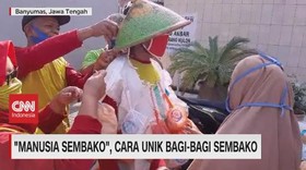 VIDEO: 'Manusia Sembako', Cara Unik Bagi-Bagi Sembako