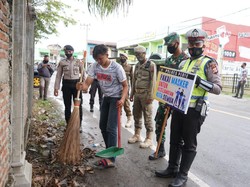 Tak Pakai Masker, 107 Warga Pidie Aceh Dihukum Sapu Jalan-Pasar