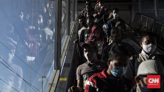 Padat Antrean Stasiun Tanah Abang, Sulit Terapkan Jaga Jarak Larangan operasional KRL di Tanah Abang pada jam-jam tertentu kembali memicu antrean penumpang yang panjangnya mencapai puluhan meter.