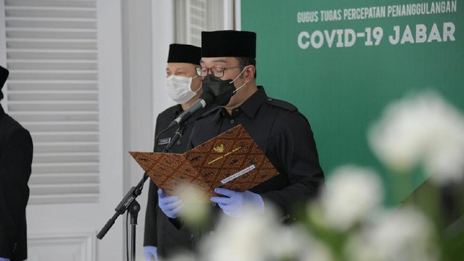 Ridwan Kamil secara simbolis melantik 318 PNS di lingkungan Pemda Jabar yang menempati jabatan baru sebagai pimpinan tinggi pratama, pengawas, dan fungsional.