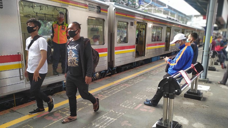 Pengguna KRL di Stasiun Tanah Abang