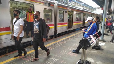 img-title Tips dan Pentingnya Jagak Jarak Saat Naik Commuter Line
