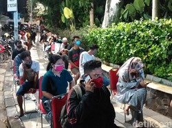 Risma Rapid Test Ratusan Warga yang Asyik Malam Mingguan di Taman Apsari