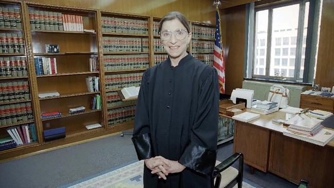 Hakim Agung AS sekaligus aktivis gender Ruth Ginsburg meninggal dunia di usia 87 tahun.