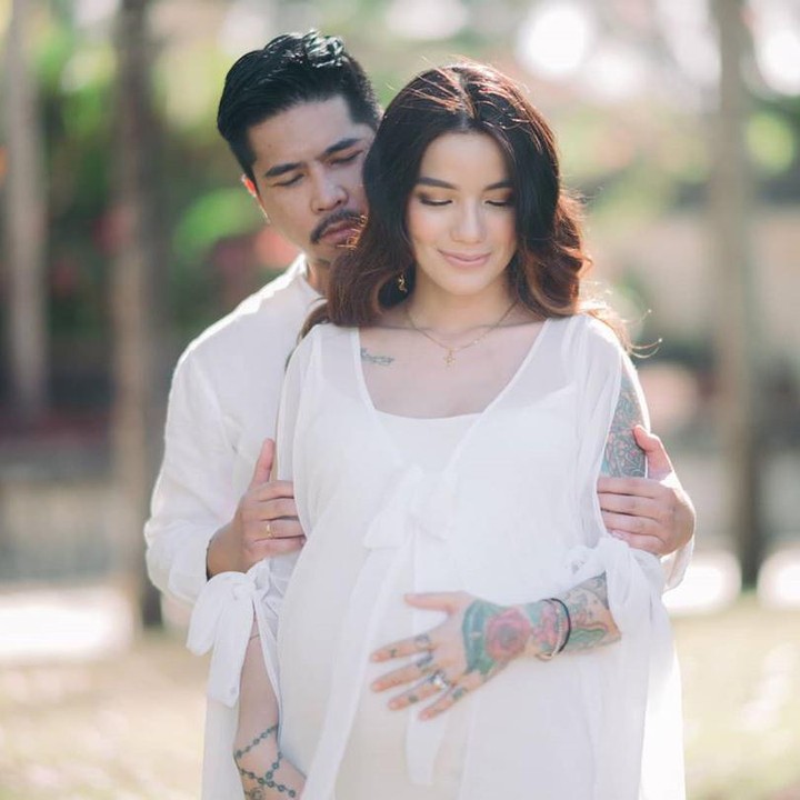 <p>Sheila dan Dimas memamerkan foto romantis mereka lho. Foto ini misalnya, Dimas memandang dan memeluk Sheila Marcia dari belakang. (Foto: Instagram @itssheilamj)</p>