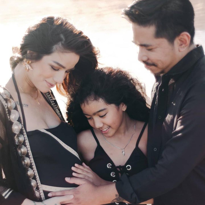 <p>Selain foto berdua, Sheila Marcia juga mengajak putrinya, Leticia Charlotte untuk ikut foto bersama. Leticia dan Dimas memegang perut Sheila Marcia dengan penuh kasih sayang. (Foto: Instagram @itssheilamj)</p>
