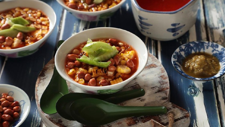 Asinan Asinan Jagung Bakar, a snack salad dish of char-grilled corn kernel in sweet, spicy, salty and tangy vinegar dressing. Topped with roasted peanuts and cucumber pickles. The dish is popular in Bogor, West Java.
