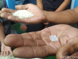 Panik Warga Cianjur Santap Beras Bercampur Plastik