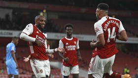 Ozil Hengkang, 2 Bintang Arsenal Berebut Nomor 10