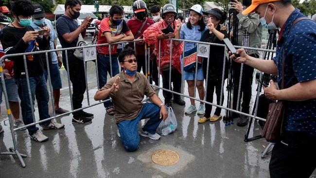 FOTO: Plakat 'Negara Milik Rakyat' Warnai Unjuk Rasa Thailand