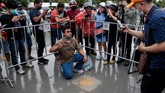 FOTO: Plakat 'Negara Milik Rakyat' Warnai Unjuk Rasa Thailand Unjuk rasa menuntut mundurnya PM Prayut Chan-O-Cha di Thailand diwarnai aksi penempelan plakat